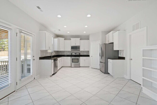 Building Photo - Welcome Home: Spacious 3-Bedroom Retreat i...