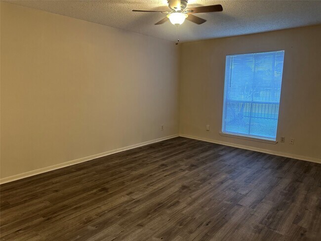 Building Photo - 17401 Red Oak Dr
