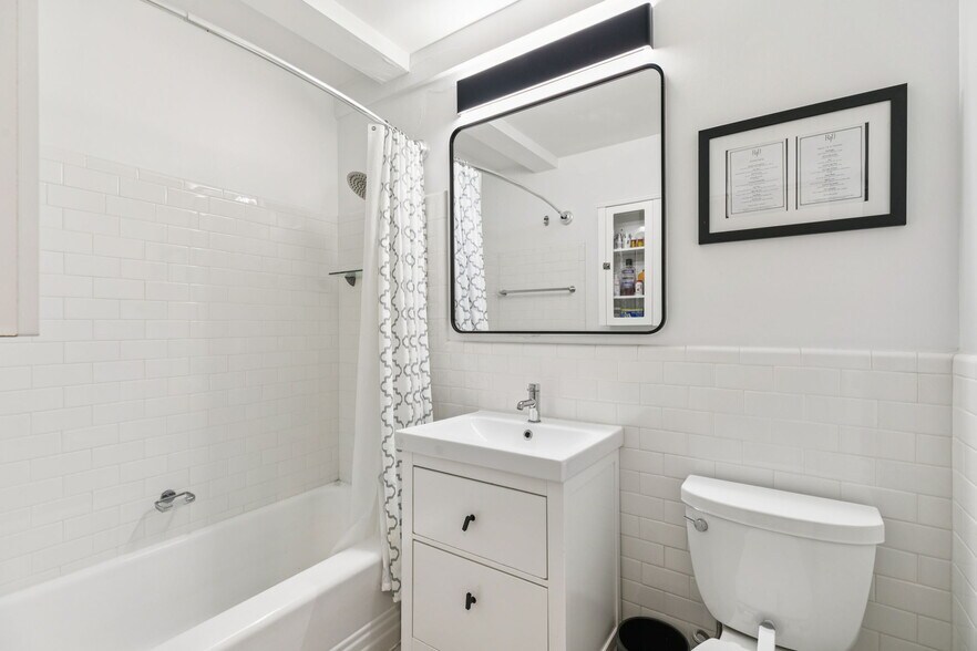 Building Photo - 220 W Rittenhouse Sq