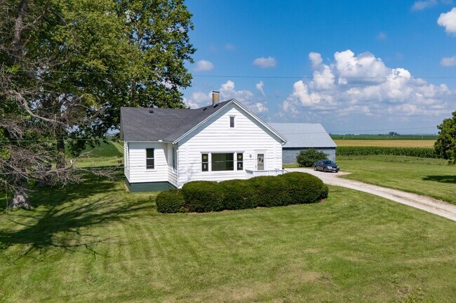 Building Photo - 3 Bedroom, 1 Bathroom Rural Home for Rent – Farmer City, IL