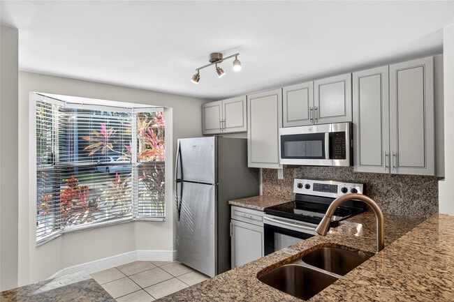 Building Photo - 1921 NE 15th Ave