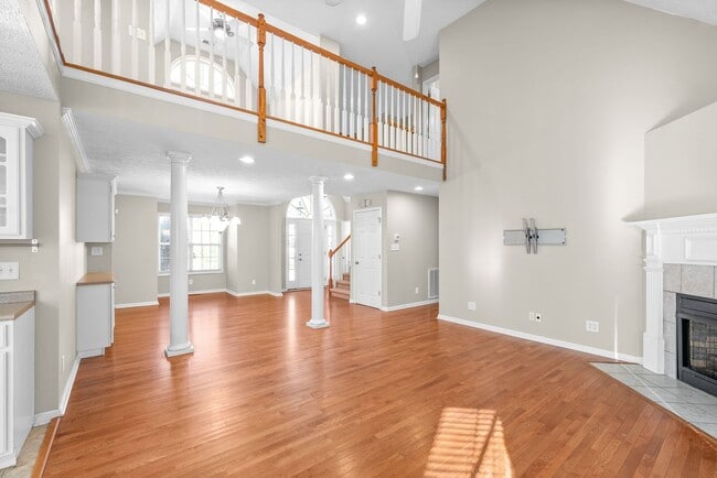 Building Photo - Pet Friendly Three Bedroom with Bonus!