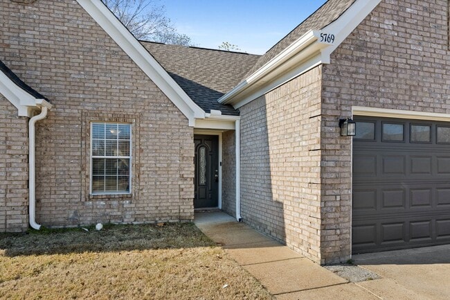 Building Photo - Updated 4bd 2 bath in Southaven