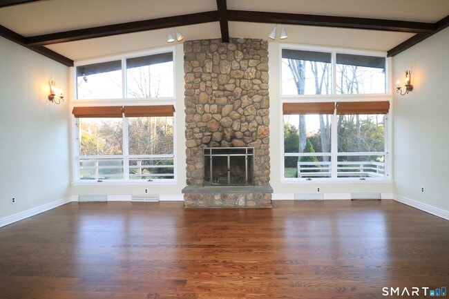 Building Photo - 950 Rock Rimmon Rd