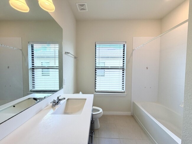 Building Photo - 2800 Troubadour St