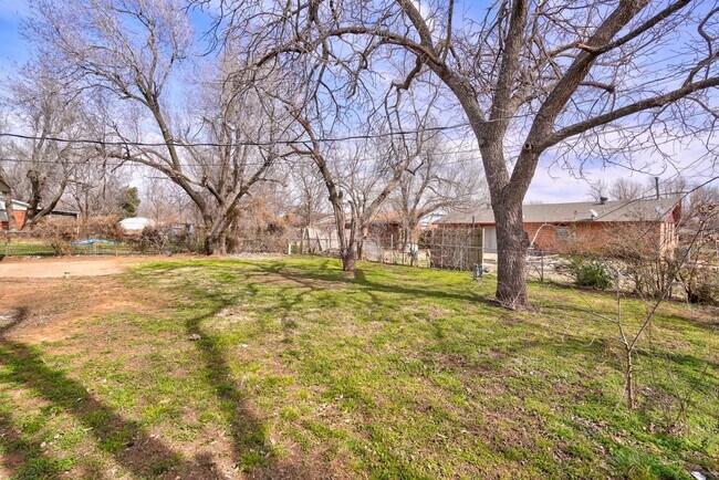 Building Photo - Beautifully Remodeled 3 or 4 bedroom with ...