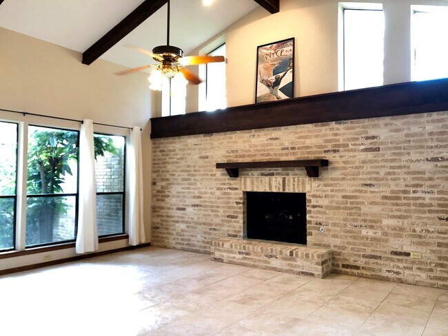 Building Photo - 4305 Center Oak Wds