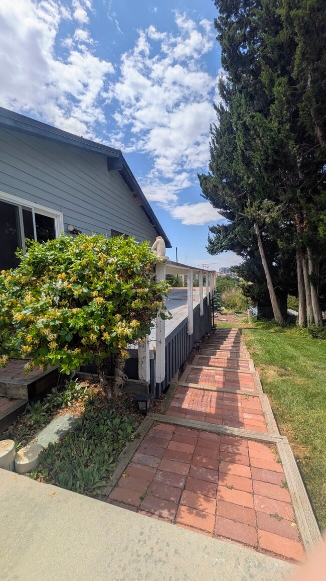 Building Photo - 1135 E Santa Maria Dr