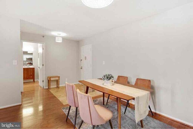 Building Photo - 900 N Stafford St