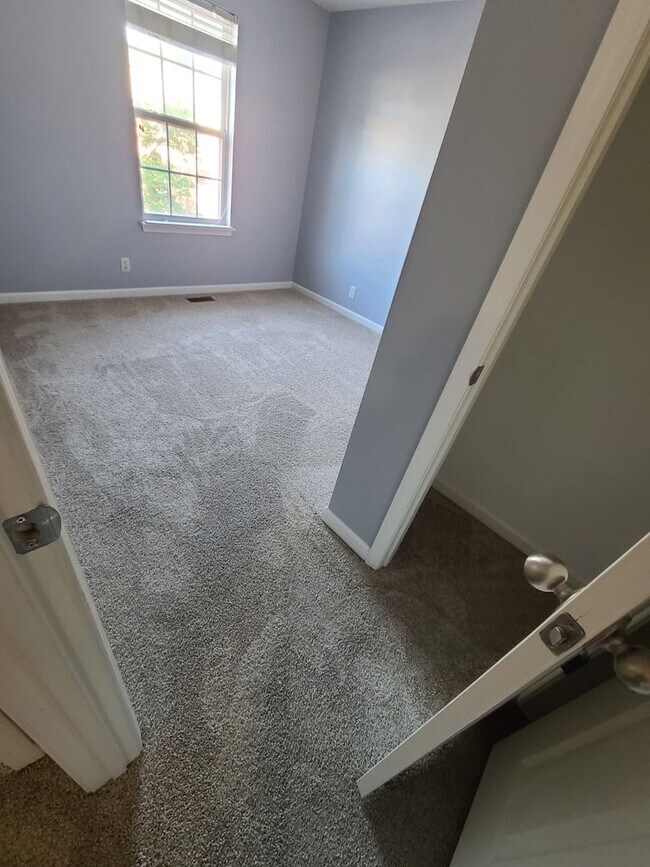 Building Photo - Donelson Townhome!