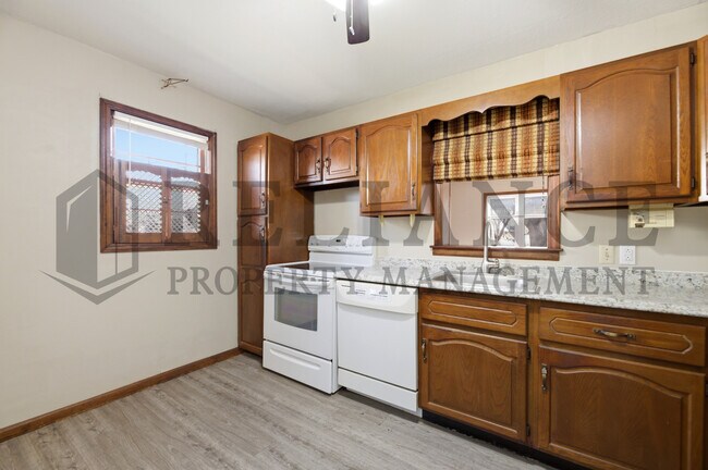 Building Photo - 2242 S Ridgewood Dr