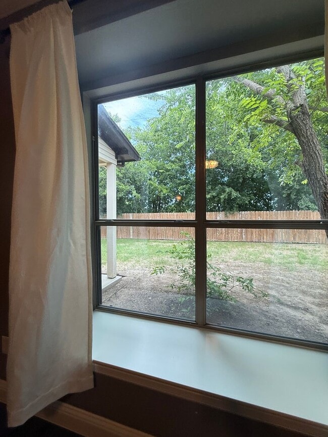 Building Photo - Beautiful 4 bedroom 2 bath home centrally located for added convenience