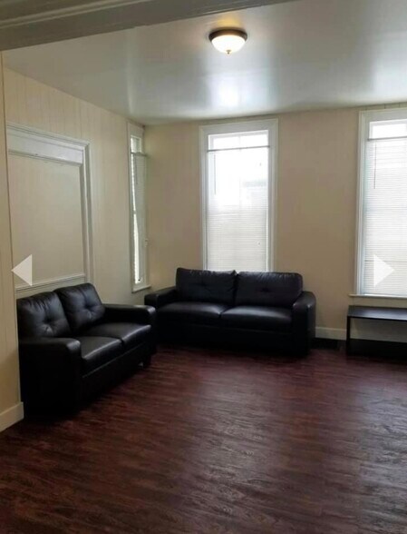 Building Photo - 80 Oak St