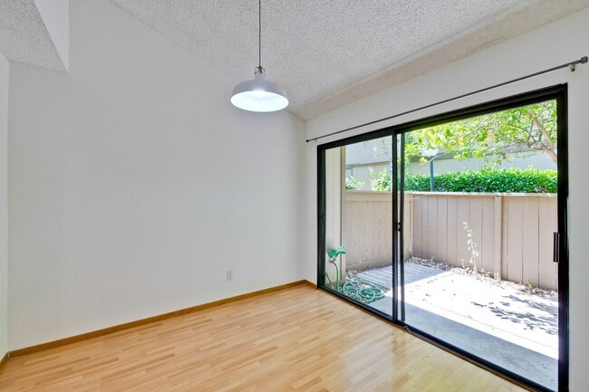 Building Photo - Beautifully Remodeled 3BR 2.5BA Townhouse in Great Community in Mountain View
