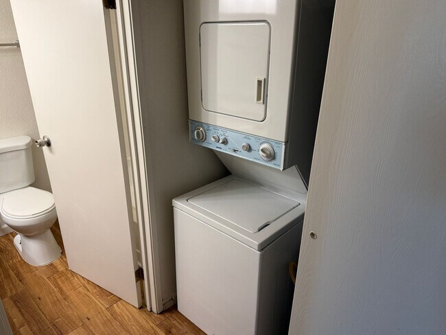 Building Photo - 2 bed 1 bath downstairs unit with great views of the city.