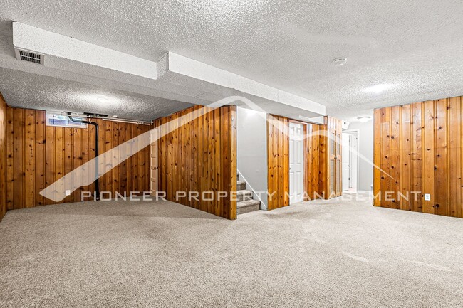 Building Photo - Spacious Home with Washer/Dryer and Fenced Yard