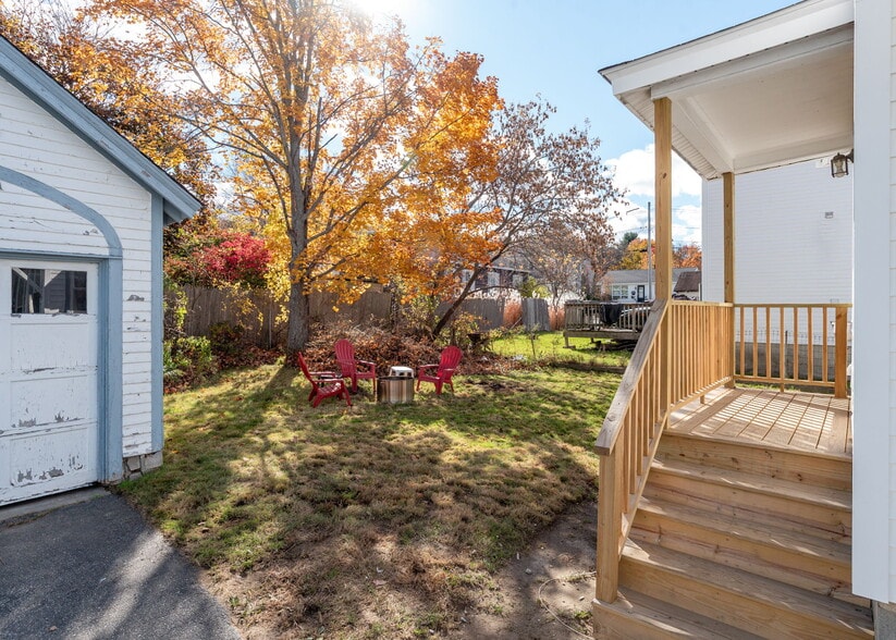 private entrance with small yard - 107 May St