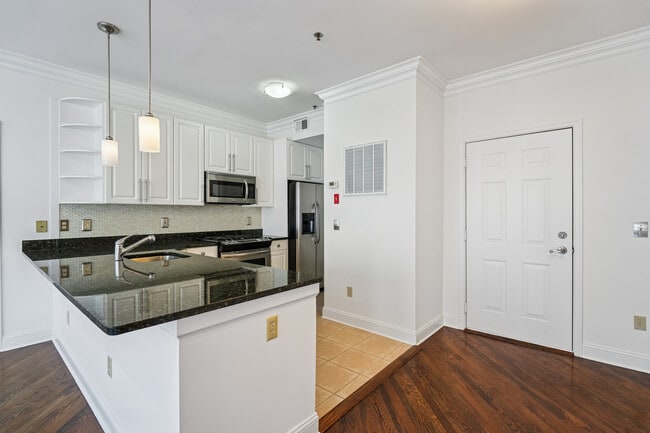 Building Photo - 915 Madison St