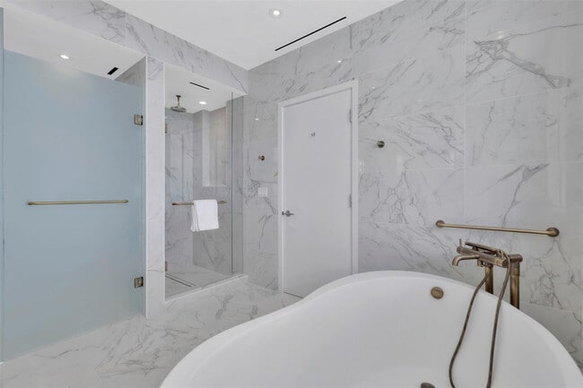 Building Photo - 525 N Fort Lauderdale Beach Blvd