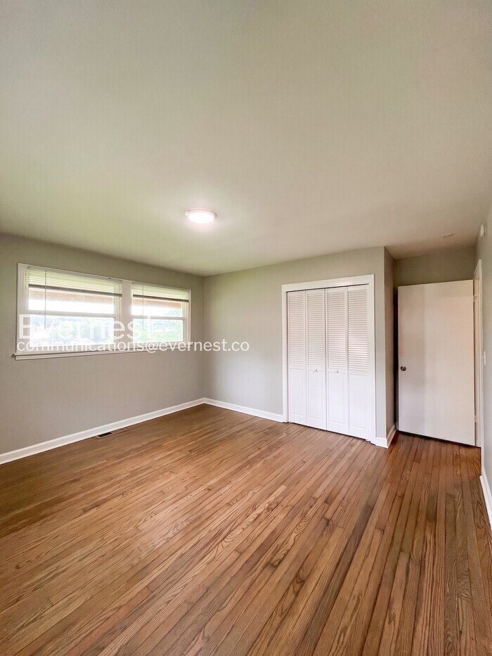 Building Photo - 405 Cedarvalley Dr