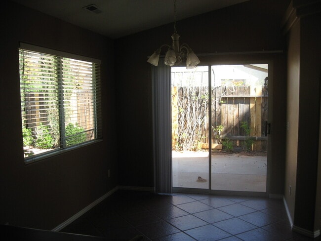 Building Photo - Beautiful Home in the Paradise Vista Subdi...