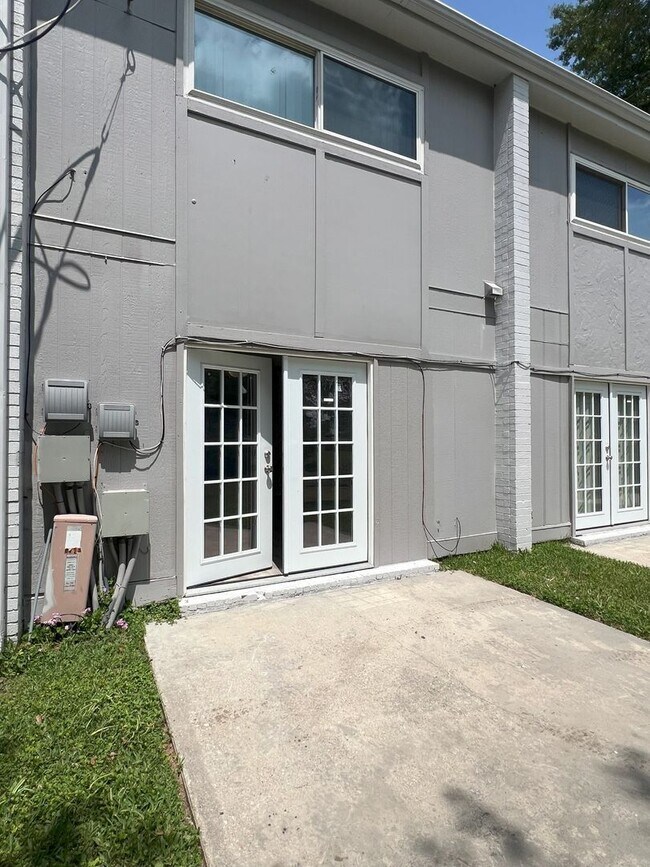 Building Photo - Must See! 1 bedroom, 1 bath apartment on Hwy 1 in Donaldsonville