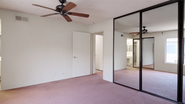 Building Photo - La Jolla 3BR/2.5BA Townhouse @ Eastbluff N...