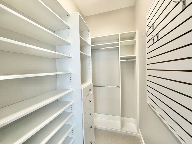 Building Photo - Luxurious Downtown Raleigh Condo with High...