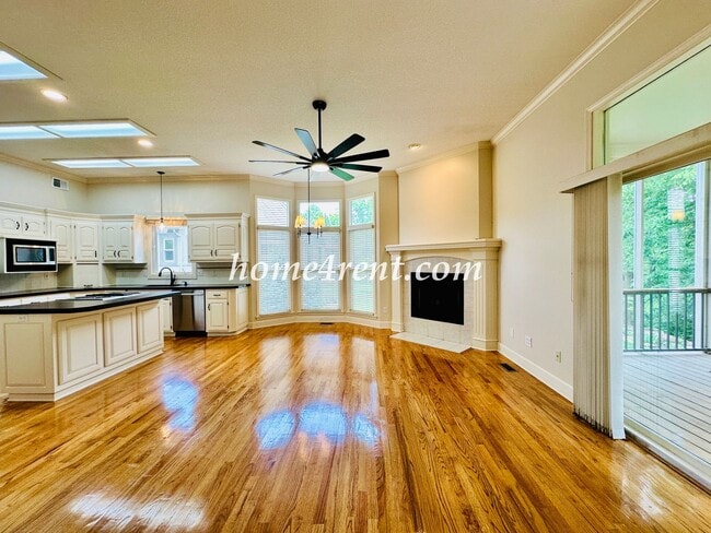 Building Photo - Exceptional 1.5 Story Home in the Prestigious Loch Lloyd Community!