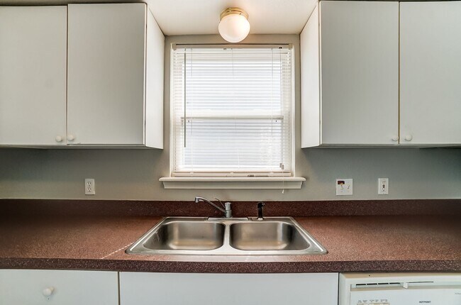 Building Photo - 3704 Willow Run Dr