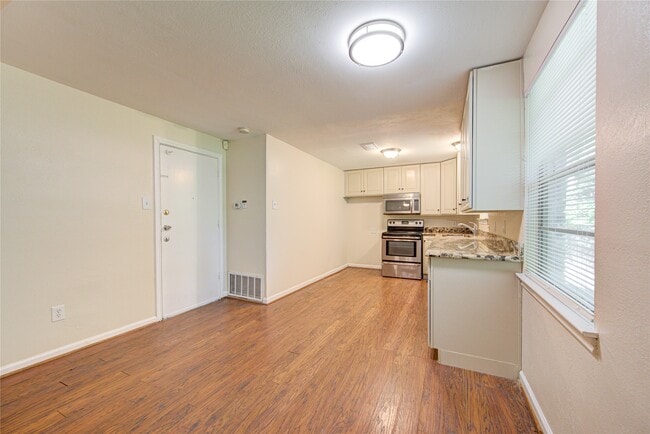 Building Photo - 5730 Southminster Dr