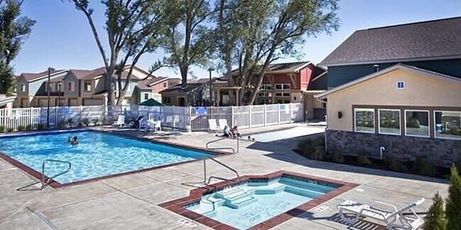 Building Photo - Spacious 2 Bedroom Townhome at The District!