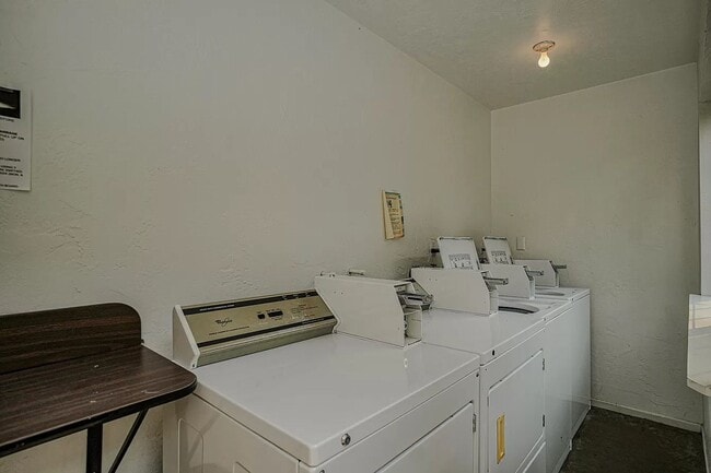 Building Photo - Two bedroom Townhouse near Ashland Community Hospital