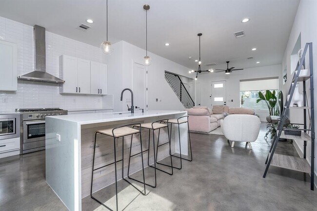 Building Photo - 1419 Montopolis Dr
