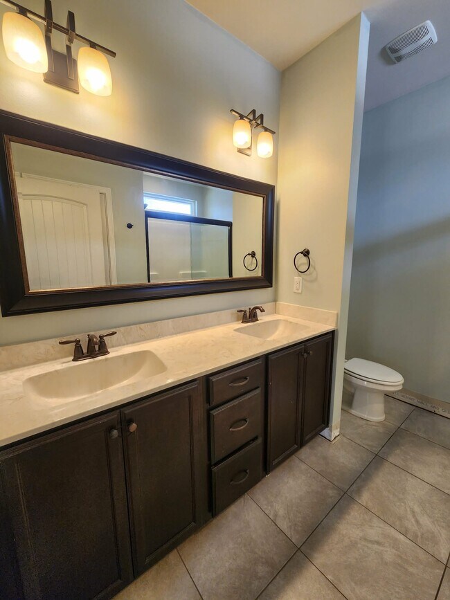 Building Photo - 102 Quince Ave