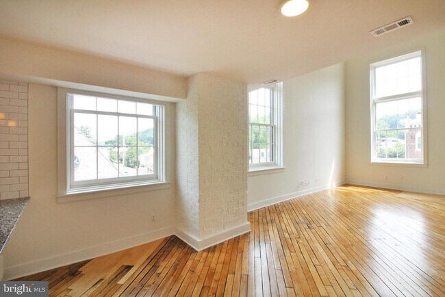 Building Photo - 71 N Main St