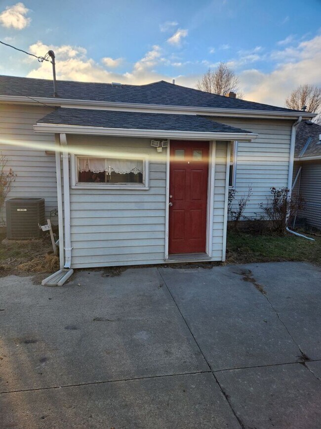 Building Photo - Lovely 3BD/1BA Home in Council Bluffs