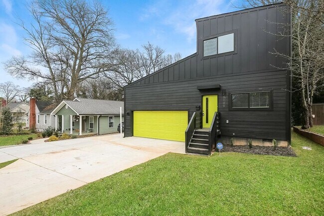 Building Photo - Room in 3 Bedroom Home at State St