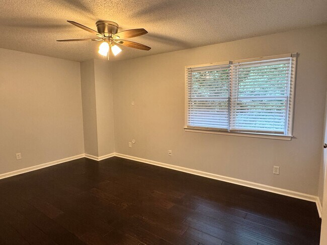 Building Photo - 3 Bedroom, 2.5 Bathroom Townhouse in Greensboro, NC!