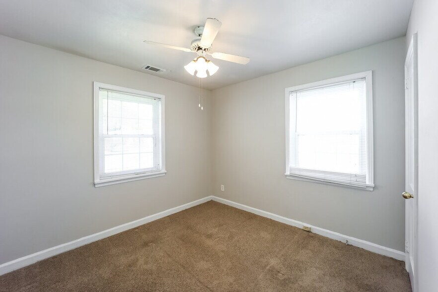 Building Photo - 5299 Sharon St