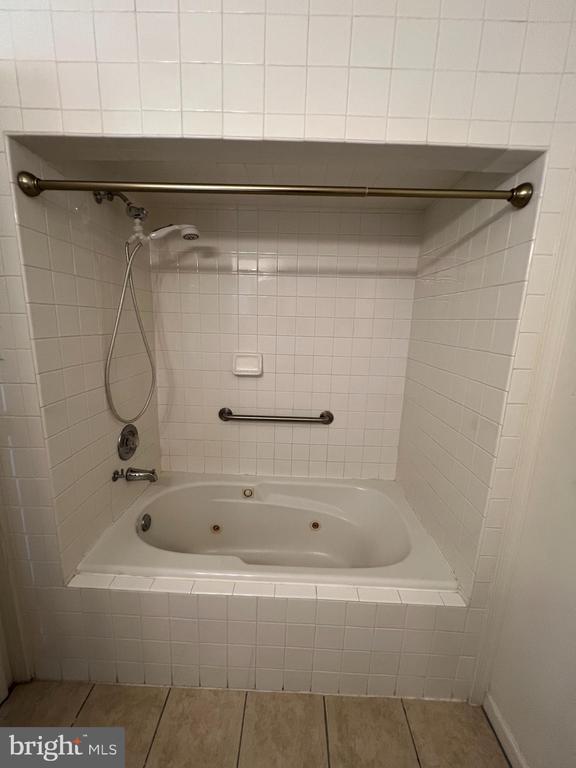 Building Photo - 5660 Wade Ct