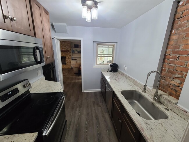 Building Photo - 207 Edwards St