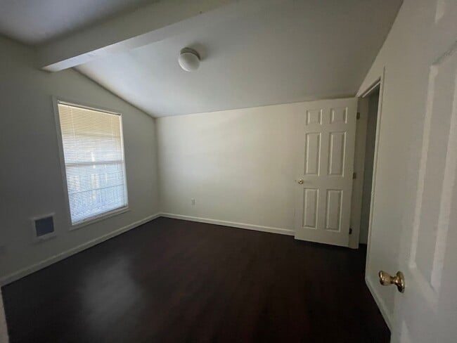 Building Photo - 2 Bedroom 1 Bath Downtown