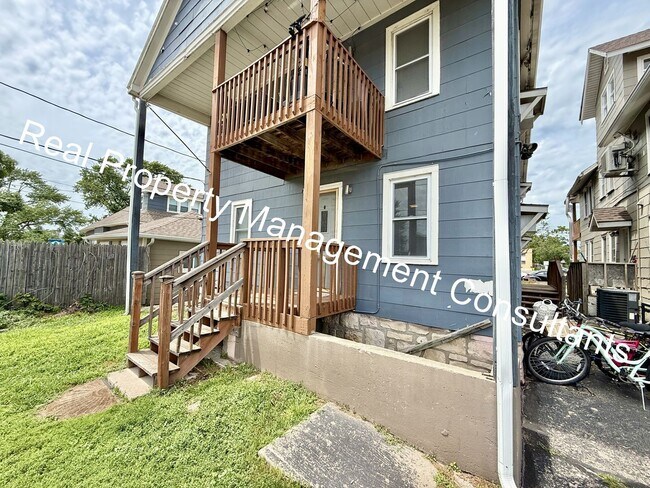Building Photo - 2 Bed 1 bath lower- level apartment in North Kansas City!