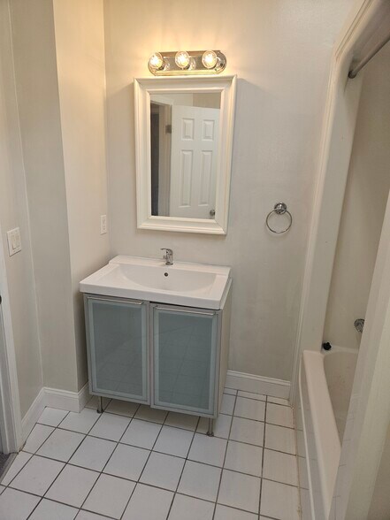 MBA with shower and tub - 1248 Florida Ave NW