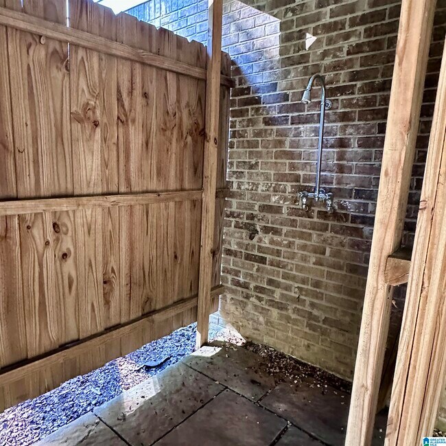 Building Photo - 5982 Valley Way