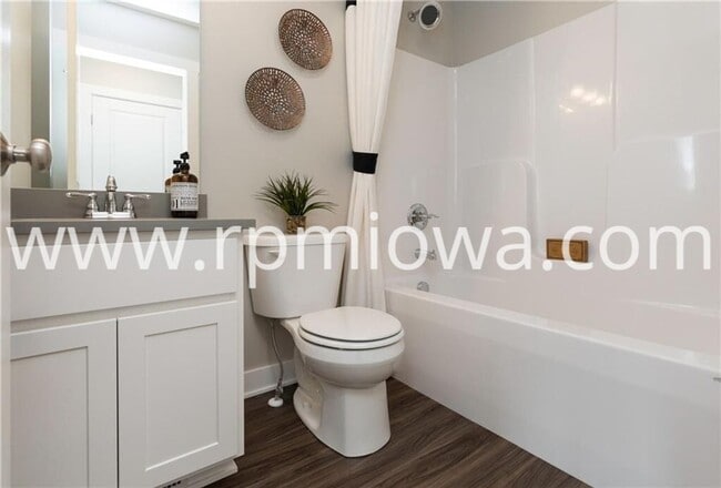 Building Photo - UPDATED!! 2 Bedroom, 2.5 Bath Townhome in Ankeny