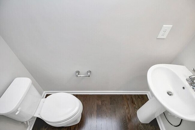 Building Photo - Stunning 3 Story 3BD/2+2HalfBA Townhome in...