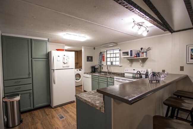 Building Photo - 1631 W Pine Lake Dr