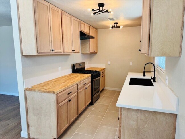 Building Photo - Gorgeous Remodeled 4+2 - $3000